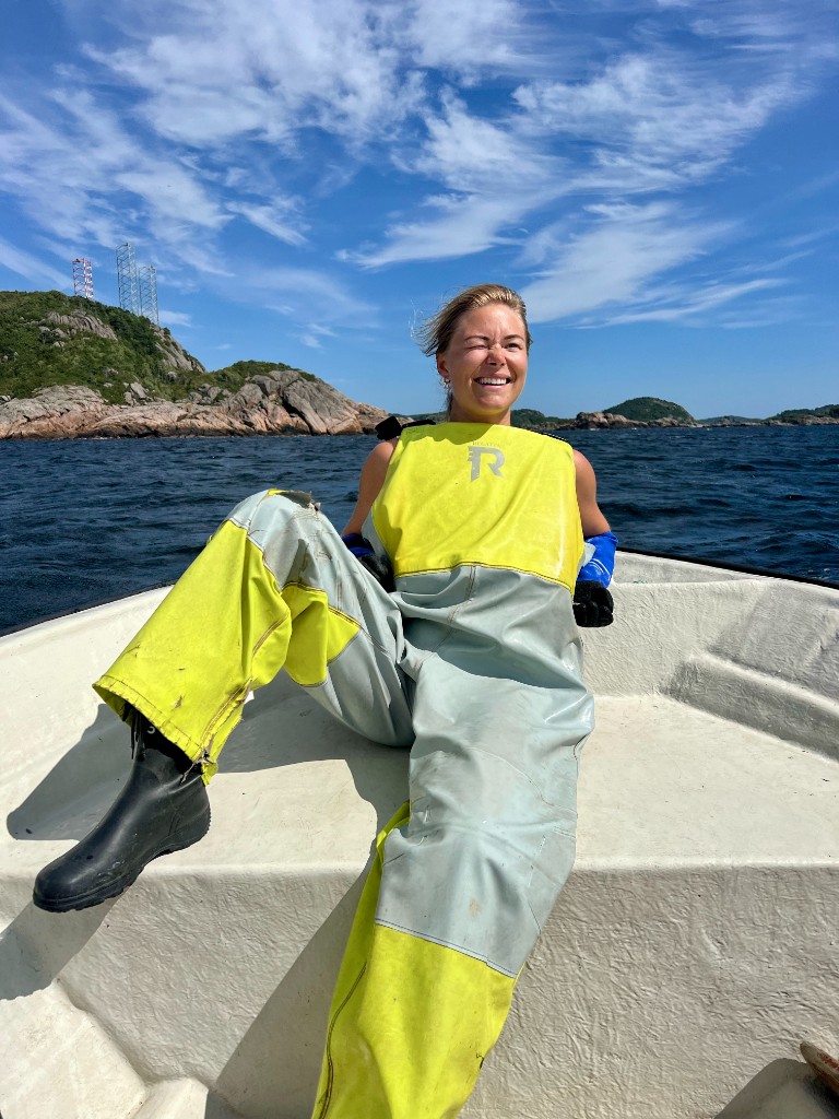 Cathrine i båt ved Ryvingen