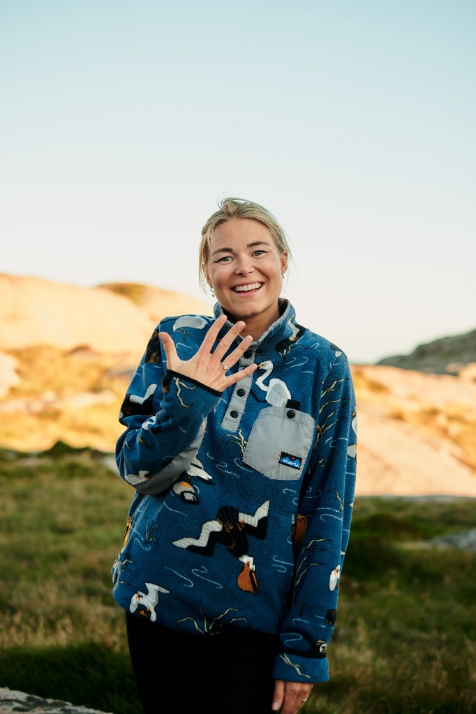 Cathrine viser frem ringen